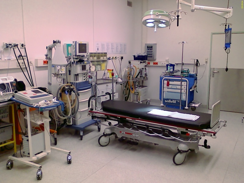 File:Schockraum Uniklinik MA.jpg