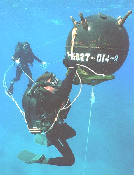 File:Aa US Navy explosive ordnance disposal (EOD) divers.jpg