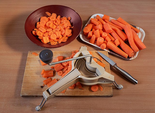 File:Carrots whole and sliced.jpg