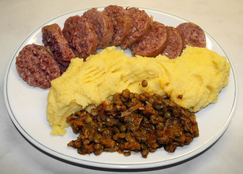 File:Cotechino-Servito-Polenta-Lenticchie.jpg