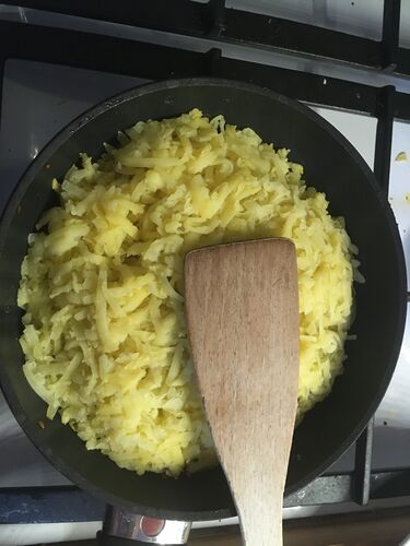 File:Rösti mit Pfannenwender.jpg