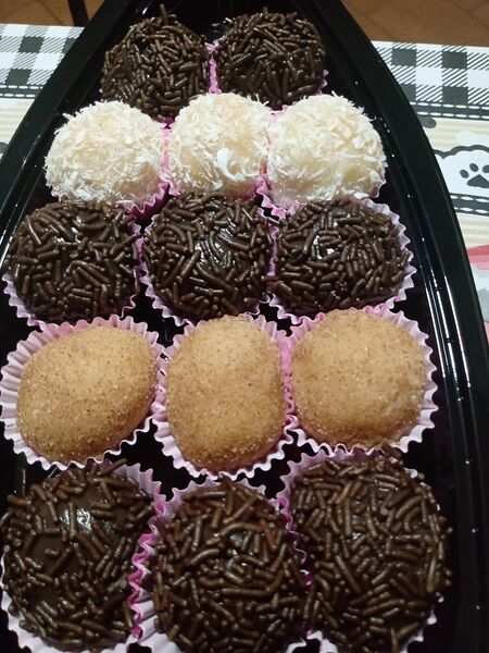 File:Brigadeiros.jpg