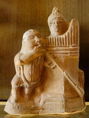 File:Salpinx hydraulis players Louvre CA426.jpg