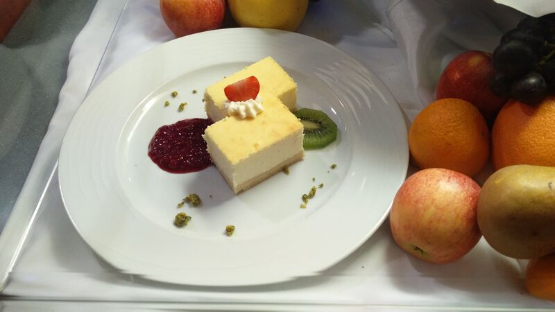 File:Dessert on display.jpg