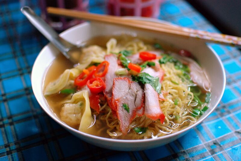 File:Bami mu daeng kiao.JPG