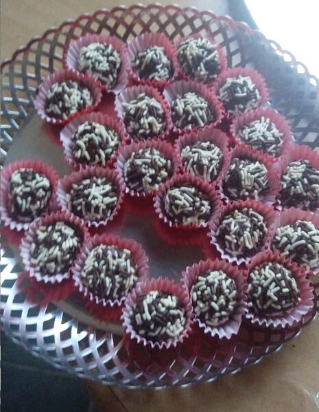 File:Brigadeiros decorados.jpg