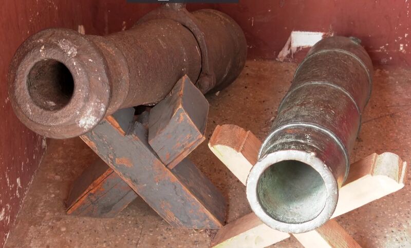 File:Canhoes portugueses Butão.jpg