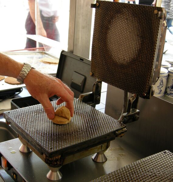 File:Stroopwafelijzer.jpg